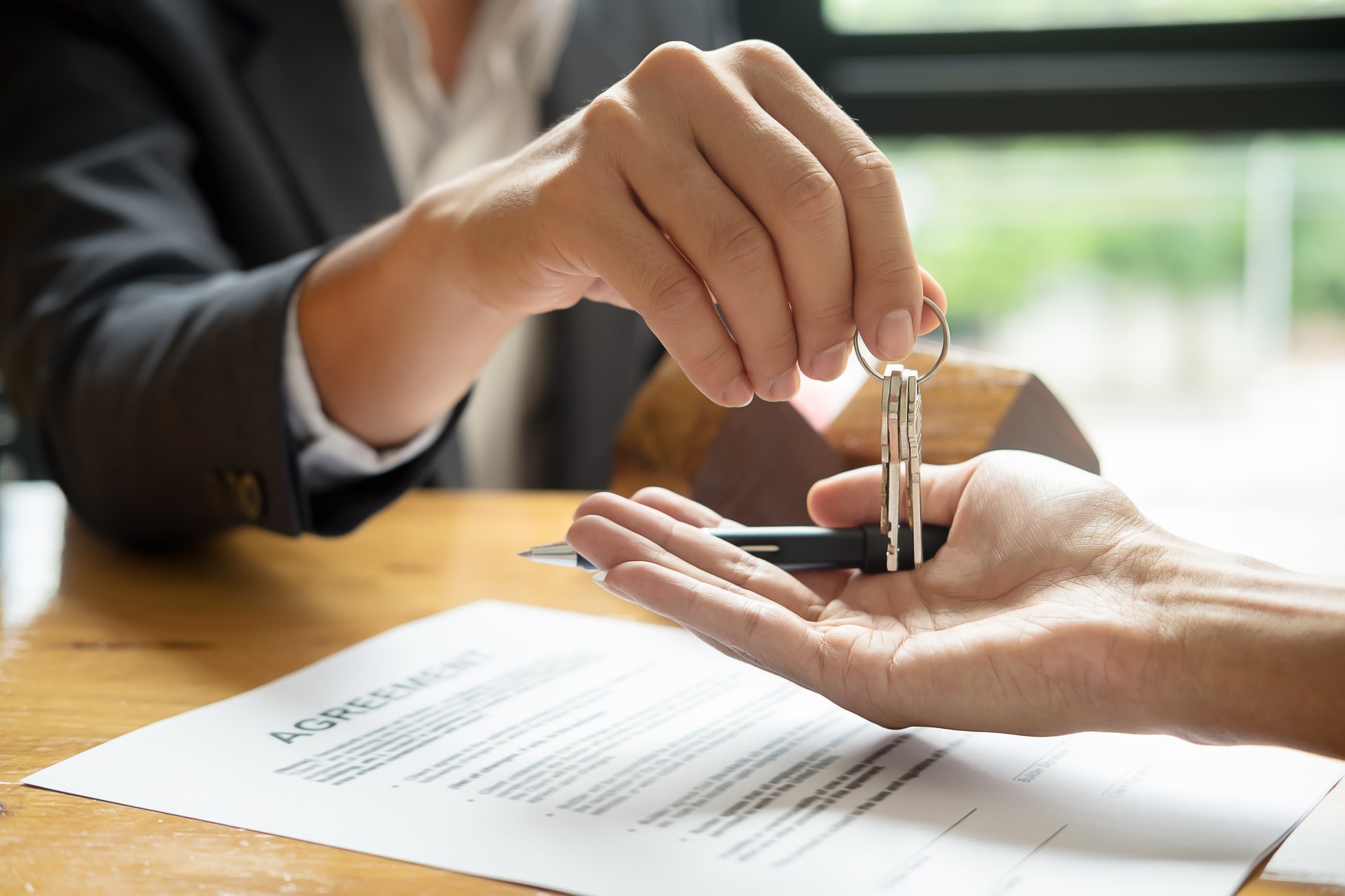 Real Estate Agent Gives House Key to His Client 